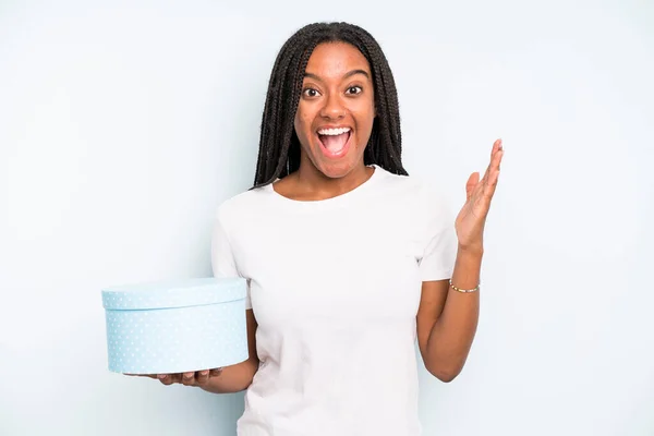 Black Pretty Woman Feeling Happy Astonished Something Unbelievable Gift Box — Stock Photo, Image