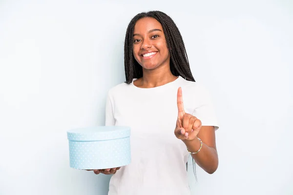 Black Pretty Woman Smiling Proudly Confidently Making Number One Gift — Stock Photo, Image