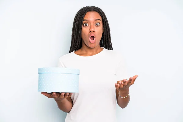 Black Pretty Woman Amazed Shocked Astonished Unbelievable Surprise Gift Box — Stock Photo, Image