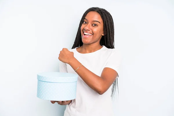 Black Pretty Woman Feeling Happy Facing Challenge Celebrating Gift Box — Stock Photo, Image