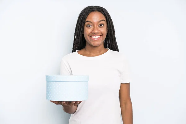 Zwarte Mooie Vrouw Die Gelukkig Aangenaam Verrast Uitziet Cadeau Box — Stockfoto