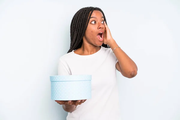 Black Pretty Woman Feeling Happy Excited Surprised Gift Box Concept — Stock Photo, Image