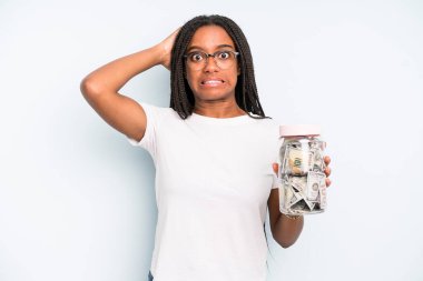 Siyah güzel bir kadın stresli, endişeli ya da korkmuş hissediyor, elleri başının üstünde. kaydetme kavramı