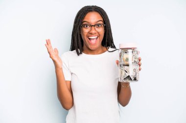 Siyah, güzel bir kadın inanılmaz bir şey karşısında mutlu ve şaşkın hissediyor. kaydetme kavramı