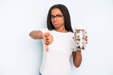 Siyah, güzel bir kadın kendini kötü hissediyor, baş parmağını kaldırıyor. kaydetme kavramı