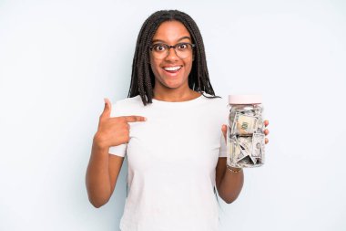 Siyah, güzel bir kadın kendini mutlu hissediyor ve heyecanlı bir şekilde kendini işaret ediyor. kaydetme kavramı