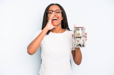 Zenci, güzel bir kadın kendini mutlu hissediyor. Elleri ağzının kenarında bağırıyor. kaydetme kavramı