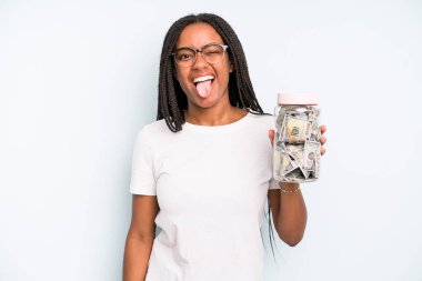 Siyah, güzel, neşeli ve asi tavırlı bir kadın, şaka yapıyor ve dilini dışarı çıkarıyor. kaydetme kavramı