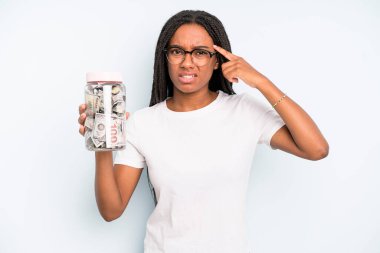 Siyah, güzel bir kadın kafası karışık ve şaşkın hissediyor, deli olduğunu gösteriyor. kaydetme kavramı