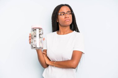 Siyah, güzel bir kadın omuz silkiyor, kafası karışık ve kararsız. kaydetme kavramı