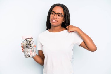 Siyah güzel kadın stresli, endişeli, yorgun ve hayal kırıklığına uğramış hissediyor. kaydetme kavramı