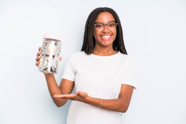 Siyah, güzel bir kadın, neşeli bir şekilde gülümsüyor, mutlu hissediyor ve bir konsept gösteriyor. kaydetme kavramı