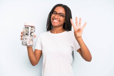 Siyah, güzel bir kadın gülümsüyor ve arkadaş canlısı görünüyor, dört numarayı gösteriyor. kaydetme kavramı