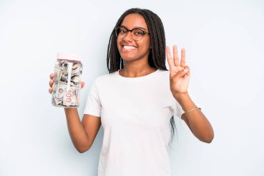 Siyah, güzel bir kadın gülümsüyor ve arkadaş canlısı görünüyor, üç numarayı gösteriyor. kaydetme kavramı