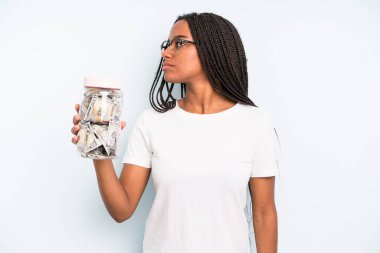 Profil görünümlü siyah güzel kadın hayal mi kuruyor, hayal mi kuruyor yoksa hayal mi kuruyor? kaydetme kavramı