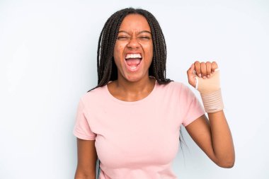 black pretty woman shouting aggressively, looking very angry. broken hand concept