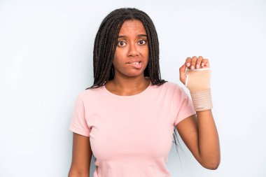 black pretty woman looking puzzled and confused. broken hand concept