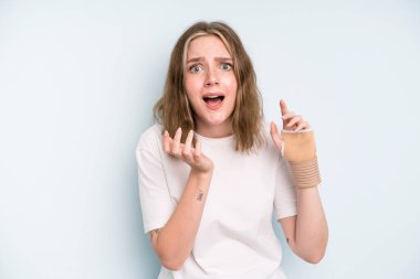 caucasian pretty woman looking desperate, frustrated and stressed. broken hand concept
