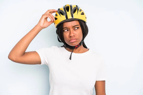 Black Pretty Woman Feeling Puzzled Confused Scratching Head Bike Helmet — Zdjęcie stockowe