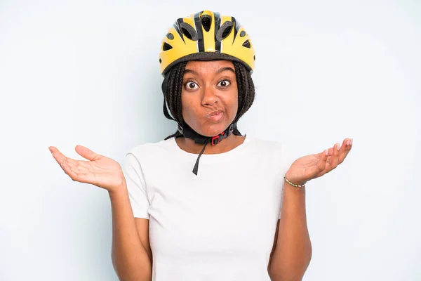 Black Pretty Woman Feeling Puzzled Confused Doubting Bike Helmet Concept — Zdjęcie stockowe