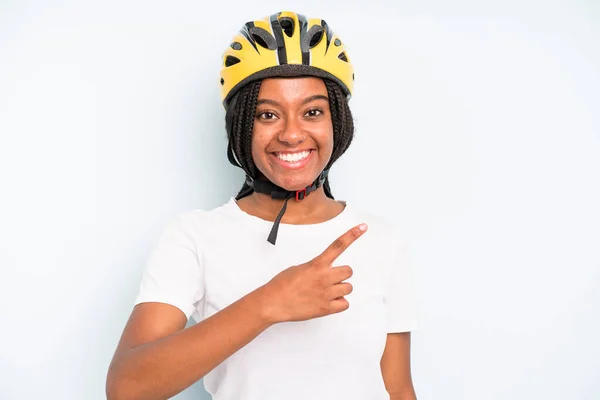 Black Pretty Woman Smiling Cheerfully Feeling Happy Pointing Side Bike — Stock fotografie