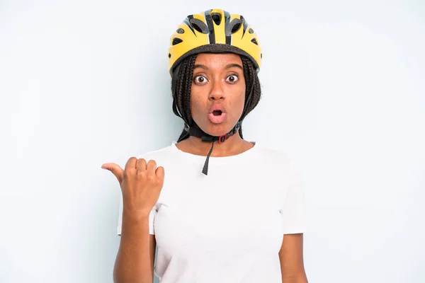 Black Pretty Woman Looking Astonished Disbelief Bike Helmet Concept — Zdjęcie stockowe