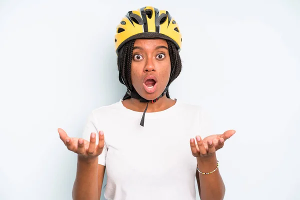 Black Pretty Woman Amazed Shocked Astonished Unbelievable Surprise Bike Helmet — Zdjęcie stockowe