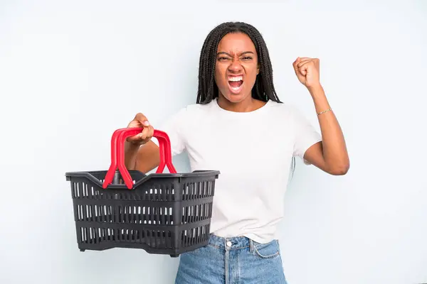 Black Pretty Woman Shouting Aggressively Angry Expression Empty Shopping Basket — 图库照片