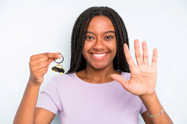 Black Pretty Woman Smiling Looking Friendly Showing Number Five New — Fotografia de Stock