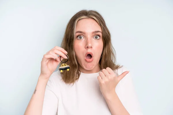 Caucasian Pretty Woman Looking Astonished Disbelief New Car Concept — Stock Photo, Image