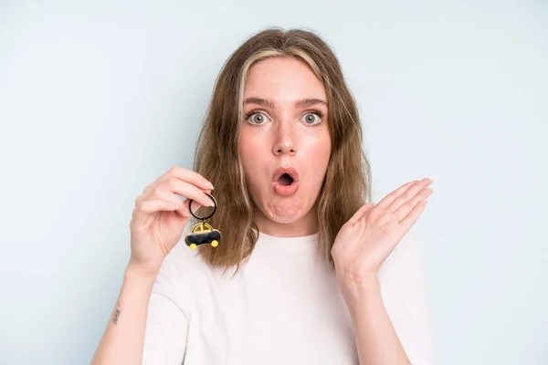 Caucasian Pretty Woman Looking Surprised Shocked Jaw Dropped Holding Object — Stock Photo, Image