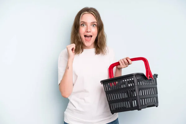 Caucasian Pretty Woman Feeling Shocked Laughing Celebrating Success Empty Shopping — ストック写真