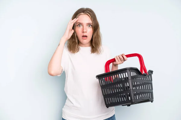 Caucasian Pretty Woman Looking Happy Astonished Surprised Empty Shopping Basket — Stockfoto