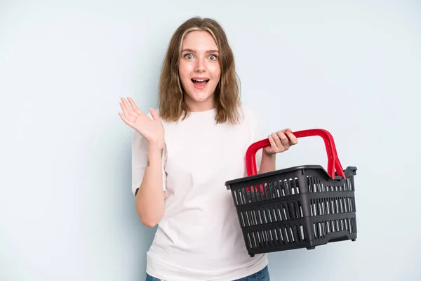Caucasian Pretty Woman Feeling Happy Astonished Something Unbelievable Empty Shopping — Foto Stock
