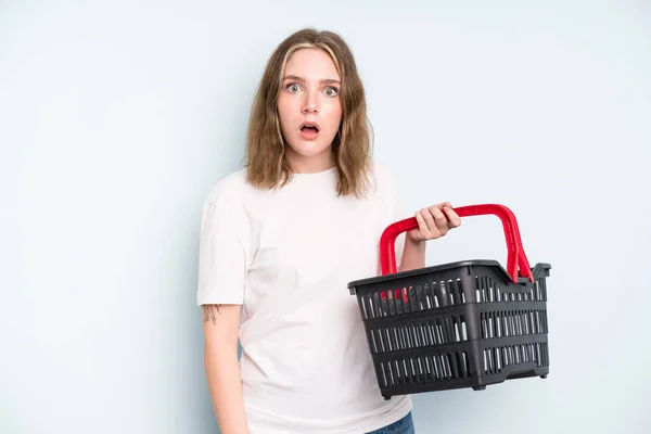 Caucasian Pretty Woman Looking Very Shocked Surprised Empty Shopping Basket — Stockfoto