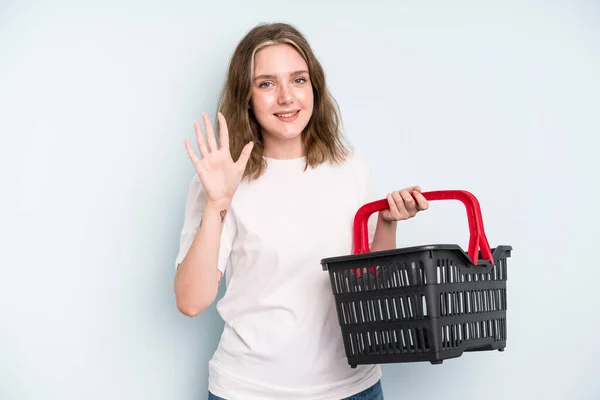 Caucasian Pretty Woman Smiling Looking Friendly Showing Number Five Empty — Foto Stock