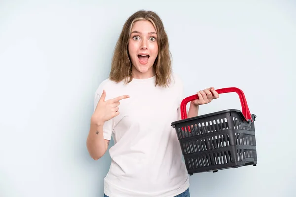 Caucasian Pretty Woman Looking Excited Surprised Pointing Side Empty Shopping — Photo