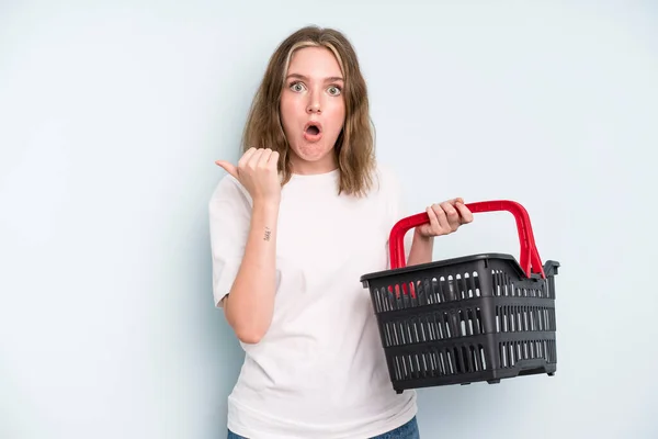Caucasian Pretty Woman Looking Astonished Disbelief Empty Shopping Basket Concept — Stockfoto