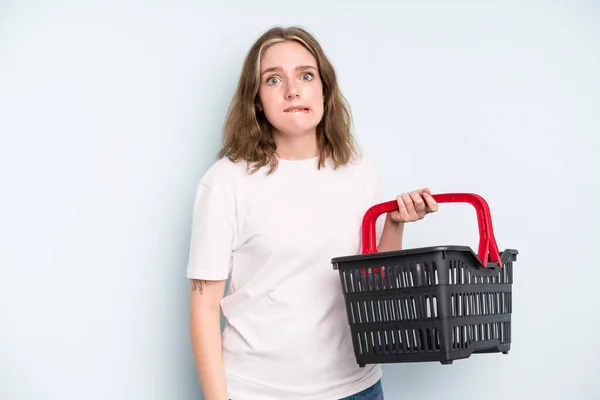 Caucasian Pretty Woman Looking Puzzled Confused Empty Shopping Basket Concept — Foto Stock
