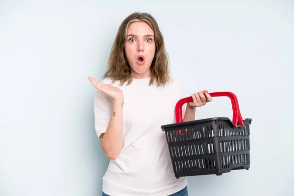 Caucasian Pretty Woman Looking Surprised Shocked Jaw Dropped Holding Object — Foto Stock