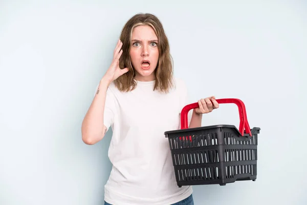 Caucasian Pretty Woman Screaming Hands Air Empty Shopping Basket Concept — Stockfoto