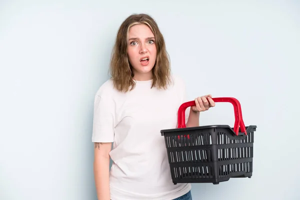 Caucasian Pretty Woman Feeling Puzzled Confused Empty Shopping Basket Concept — Foto Stock