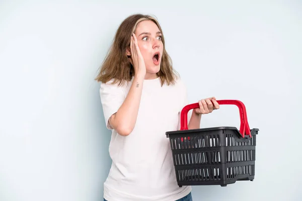 Caucasian Pretty Woman Feeling Happy Excited Surprised Empty Shopping Basket — Zdjęcie stockowe