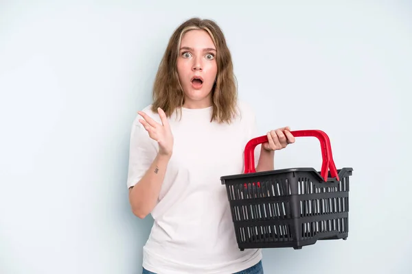 Caucasian Pretty Woman Feeling Extremely Shocked Surprised Empty Shopping Basket — Foto Stock