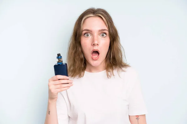 Caucasian Pretty Woman Looking Very Shocked Surprised Smoker Vaper Concept — Stock Photo, Image