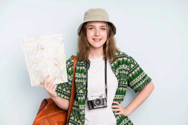 Caucasian Pretty Woman Smiling Happily Hand Hip Confident Backpacker Tourist — Stock fotografie