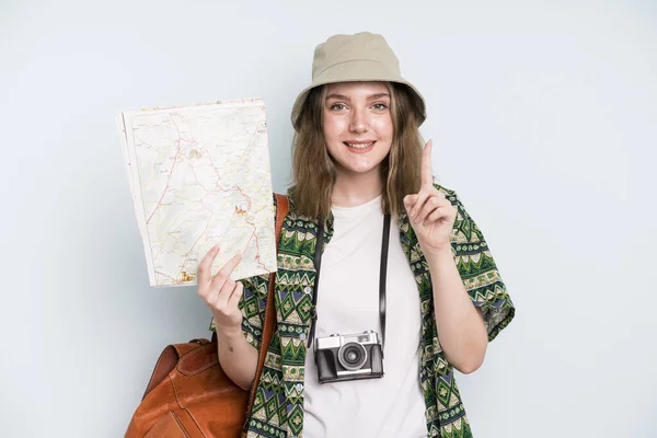 Caucasian Pretty Woman Smiling Proudly Confidently Making Number One Backpacker — 스톡 사진