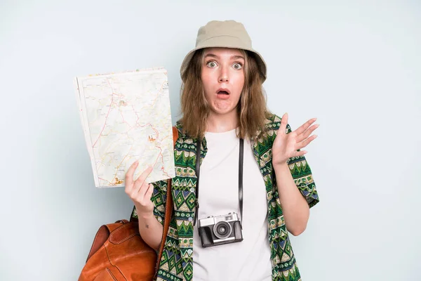 Caucasian Pretty Woman Amazed Shocked Astonished Unbelievable Surprise Backpacker Tourist — Photo