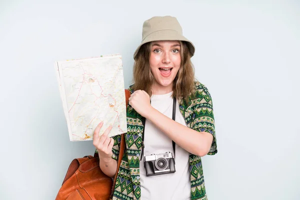 Caucasian Pretty Woman Feeling Happy Facing Challenge Celebrating Backpacker Tourist — Photo