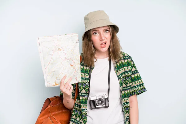 Caucasian Pretty Woman Feeling Puzzled Confused Backpacker Tourist Map — Foto de Stock